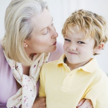 Por qué no debemos obligar JAMÁS a los niños a besar