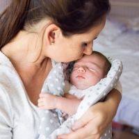 Por qué algunos bebés sólo quieren dormir la siesta en brazos de papá o mamá