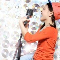 Cuidado con algunas canciones que cantan nuestros hijos