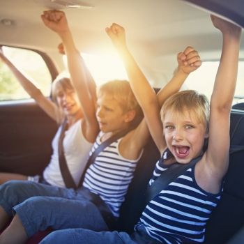 Un vídeo de una niña que cae de un coche nos hace pensar en la seguridad de nuestros hijos