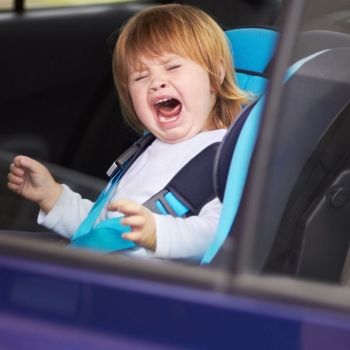 La pesadilla de viajar en coche con niños que no dejan de gritar y llorar