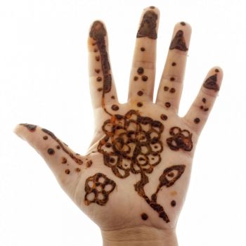 Por qué los tatuajes de henna pueden ser tan peligrosos para los niños