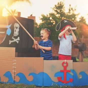 Razones por las que un niño prefiere una caja de cartón a lo de dentro