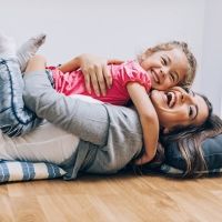 Por qué el cerebro de un niño necesita 12 abrazos al día
