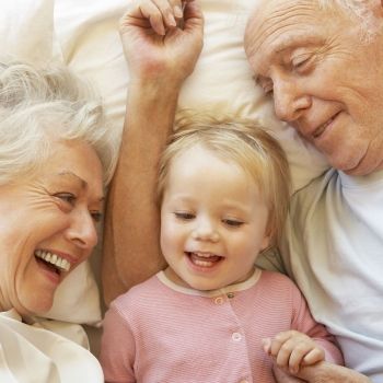 La población mundial crece pero nacen menos niños, ¿por qué?