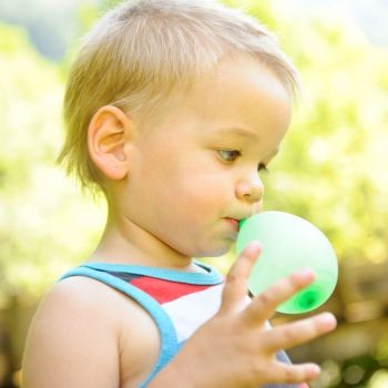 Por qué un simple globo puede matar a un niño
