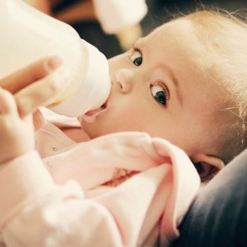 Estudio muestra niveles alarmantes de arsénico en alimentos para bebés