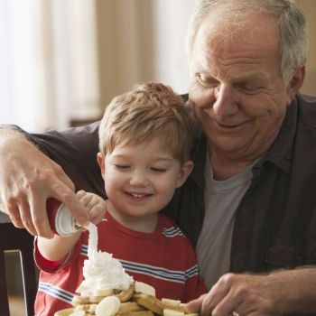 Los abuelos más permisivos perjudican seriamente la salud de los niños