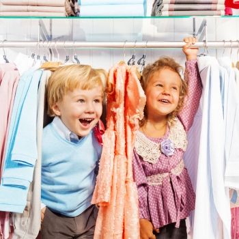 Enseñar a los niños a comportarse en público para evitar destrozos como este