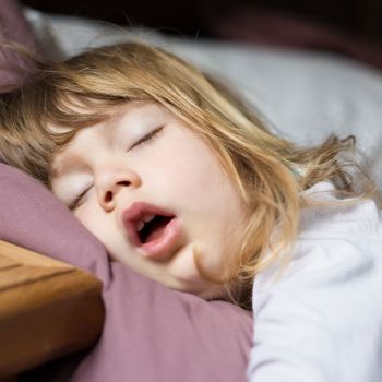La verdadera razón de por qué los niños hablan en sueños