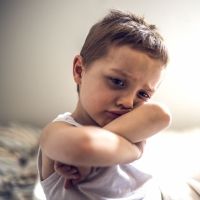 La técnica de quedarse en la cama para los niños que se levantan constantemente
