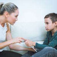 Para de discutir con tu hijo y utiliza estas estrategias de padres astutos