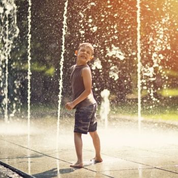 El peligro de las fuentes públicas para los niños