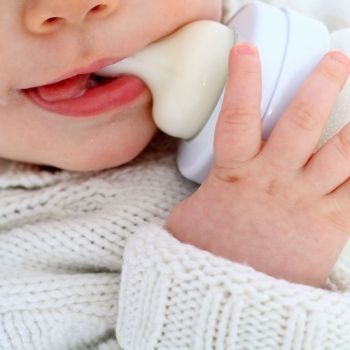 Por qué no se debe dejar al bebé agarrar solo el biberón