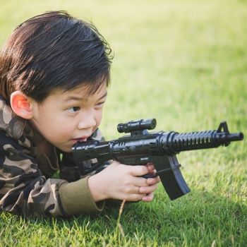 Las armas de fuego ¿defienden a los niños o los matan?