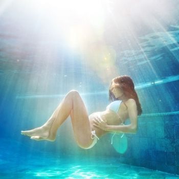 Las impactantes imágenes del parto de un bebé en el Mar Rojo