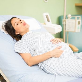 Obligan a una embarazada a aguantar las contracciones y su bebé casi muere