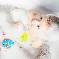 Lo que esconden los juguetes de la bañera de tu hijo