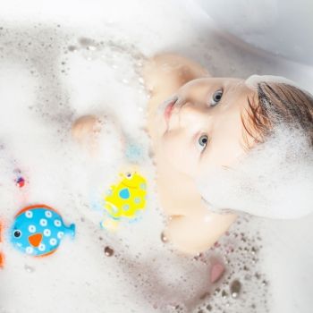 Lo que esconden los juguetes de la bañera de tu hijo