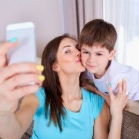 Señales que indican que te estás convirtiendo en una madre molesta en redes sociales