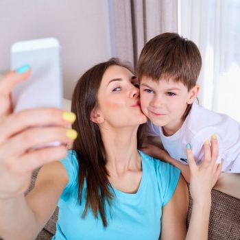 Señales que indican que te estás convirtiendo en una madre molesta en redes sociales
