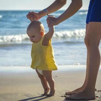 Por qué es bueno que bebés y niños anden descalzos sobre la arena
