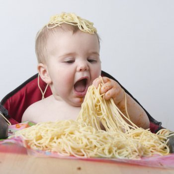 Los niños tienen que experimentar con la comida