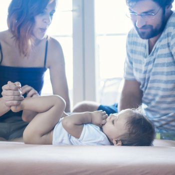 Cambiar el pañal al bebé a cuatro manos