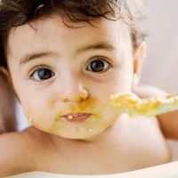 Cuando el bebé está listo para comer sólidos