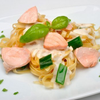 Pasta con salmón y bechamel