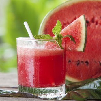 Zumo o batido de sandía. Bebida refrescante para los niños