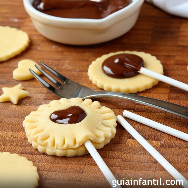 Pops para niños. galletas divertidas con chocolate