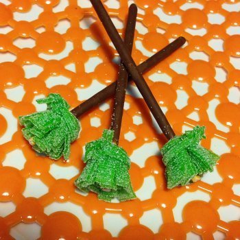 Escoba de bruja de golosina y chocolate. Dulces de Halloween para niños