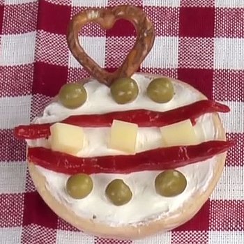 Canapé de bola navideña de queso