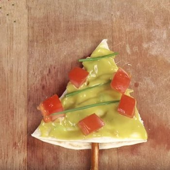 Árbol de Navidad de guacamole. Canapés para niños