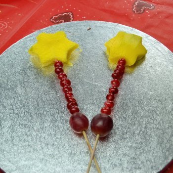 Brocheta de estrella. Postre con mango para Navidad