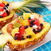 Piña rellena de frutas y yogur para el postre de los niños