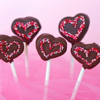 Piruletas de chocolate con forma de corazón para niños