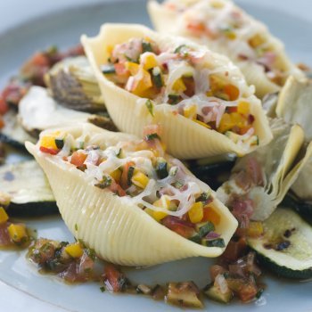 Conchiglioni rellenos de verduras. Recetas italianas para niños