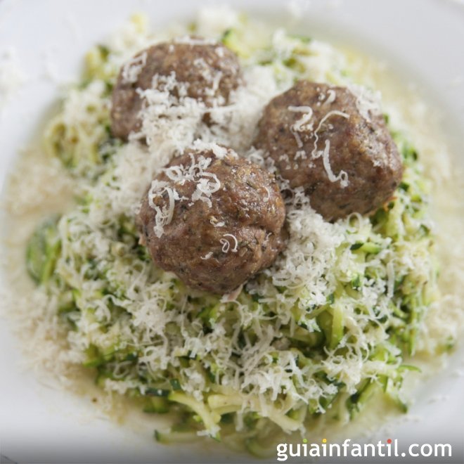 Receta de albóndigas con calabacín y bechamel