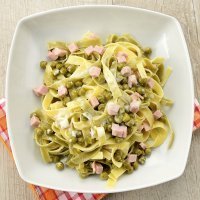 Tallarines cremosos con jamón y guisantes. Pasta para niños