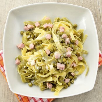 Receta de tallarines con jamón y guisantes