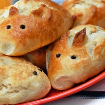 Bollos en forma de conejito. Postres decorados para niños