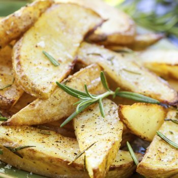 Patatas al romero hechas en el horno. Receta de guarnición