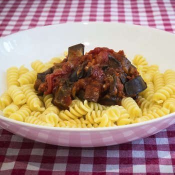 Pasta con salsa de berenjenas y tomate