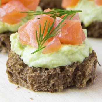 Aperitivo de aguacate con salmón