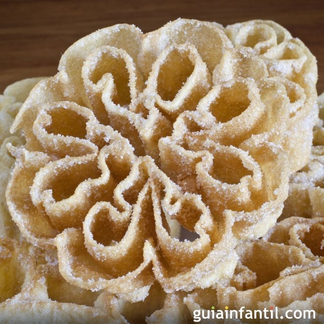 Flores de Carnaval. Dulces para niños. Flores fritas