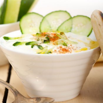 Salsa griega de yogur y pepino. Receta de Tzatziki