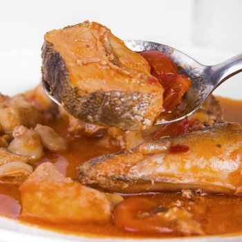 Merluza al horno con salsa de tomate