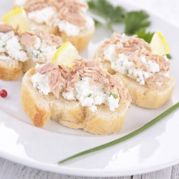 Canapé de atún con queso